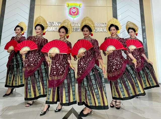 Tari Mappadendang